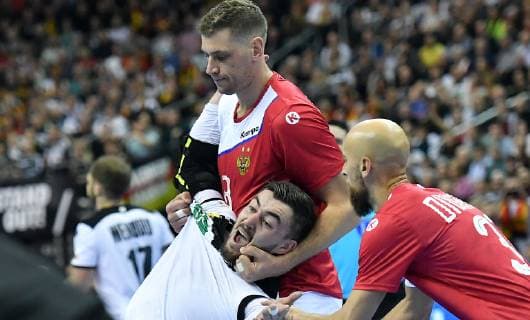 Egor Evdokimov (Russland), und Timur Dibirov (Russland), kümmern sich um Jannik Kohlbacher (Deutschland), Russland-Deutschland Russia-Germany IHF Handball Weltmeisterschaft 2019, Hanball World Championship WM Weltmeisterschaft 2019, Herren, Männer, Maenner, men, Handball, Deutschland, Germany, Vorrunde, Gruppe A, group A Berlin, 14.1.2019