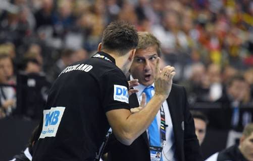 Christian Prokop (Trainer Deuztschland), wird am Spielfeldrand von einem Offiziellen ermahnt Russland-Deutschland Russia-Germany IHF Handball Weltmeisterschaft 2019, Hanball World Championship WM Weltmeisterschaft 2019, Herren, Männer, Maenner, men, Handball, Deutschland, Germany, Vorrunde, Gruppe A, group A Berlin, 14.1.2019