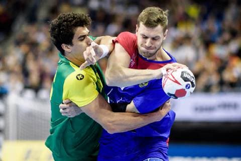 Russland vs Brasilien, Handball Weltmeisterschaft 2019, 15.01.2019 Alexander Shkurinskiy (RUS 9) gegen Jose Toledo (BRA 10) beim Spiel zwischen Russland und Brasilien bei der Handball Weltmeisterschaft in Berlin am 15.01.2019, , Berlin BER Germany Mercedes-Benz-Arena