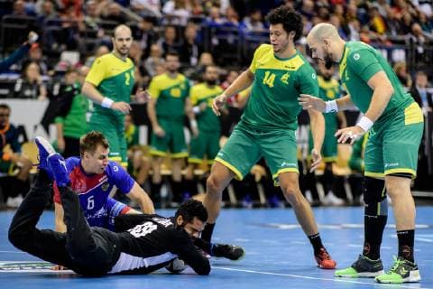 Russland vs Brasilien, Handball Weltmeisterschaft 2019, 15.01.2019 l-r: Daniil Shishkarev (RUS 6), Cesar Algusto Almeida (BRA 89), Henrique Teixeira (BRA 2), Thiagus Petrus Santos (BRA 14) und Gustavo Rodrigues (BRA 95) beim Spiel zwischen Russland und Brasilien bei der Handball Weltmeisterschaft in Berlin am 15.01.2019, , Berlin BER Germany Mercedes-Benz-Arena