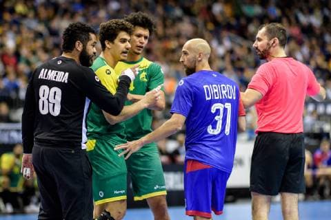 Russland vs Brasilien, Handball Weltmeisterschaft 2019, 15.01.2019 l-r: Cesar Algusto Almeida (BRA 89), Jose Toledo (BRA 10)m, Thiagus Petrus Santos (BRA 14) und Timur Dibirov (RUS 31) beim Spiel zwischen Russland und Brasilien bei der Handball Weltmeisterschaft in Berlin am 15.01.2019, , Berlin BER Germany Mercedes-Benz-Arena