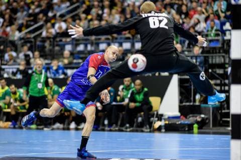 Russland vs Brasilien, Handball Weltmeisterschaft 2019, 15.01.2019 Aleksandr Dereven (RUS 17) gegen Leonardo Tercariol (BRA 62) beim Spiel zwischen Russland und Brasilien bei der Handball Weltmeisterschaft in Berlin am 15.01.2019, , Berlin BER Germany Mercedes-Benz-Arena