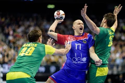 Russland vs Brasilien, Handball Weltmeisterschaft 2019, 15.01.2019 l-r: Raul Nantes (BRA 49), Aleksandr Dereven (RUS 17) und Haniel Langaro (BRA 37) beim Spiel zwischen Russland und Brasilien bei der Handball Weltmeisterschaft in Berlin am 15.01.2019, , Berlin BER Germany Mercedes-Benz-Arena