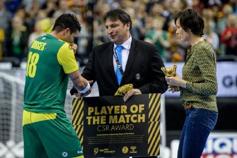 Russland vs Brasilien, Handball Weltmeisterschaft 2019, 15.01.2019 Felipe Borges (BRA 18) wird zum Spieler des Spiels gewählt beim Spiel zwischen Russland und Brasilien bei der Handball Weltmeisterschaft in Berlin am 15.01.2019, , Berlin BER Germany Mercedes-Benz-Arena