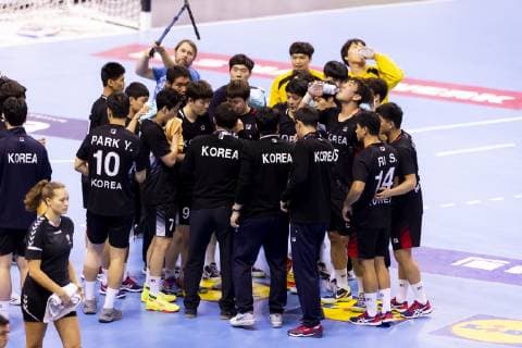 Koreas Mannschaft wahrend eines Team Time Out. Korea vs. Serbien, Vorrunde, Handball, IHF Handball Weltmeisterschaft, 15.01.19 Berlin Berlin Germany Mercedes-Benz-Arena Copyright: xAgentur54Gradx xFelixxKoenigx