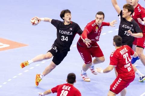 Jeongu Kang (Nr. 34, Korea) gegen Milan Pusica (Nr. 2, Serbien). Korea vs. Serbien, Vorrunde, Handball, IHF Handball Weltmeisterschaft, 15.01.19 Berlin Berlin Germany Mercedes-Benz-Arena Copyright: xAgentur54Gradx xFelixxKoenigx
