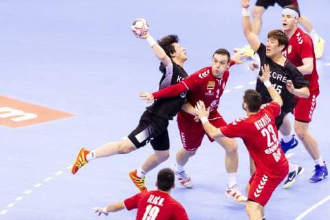 Jeongu Kang (Nr. 34, Korea) gegen Milan Pusica (Nr. 2, Serbien). Korea vs. Serbien, Vorrunde, Handball, IHF Handball Weltmeisterschaft, 15.01.19 Berlin Berlin Germany Mercedes-Benz-Arena Copyright: xAgentur54Gradx xFelixxKoenigx