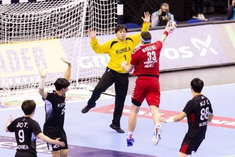 Mijajla Marsenic (Nr. 33, Serbien) gegen Jaeyong Park (Nr. 1, Korea). Korea vs. Serbien, Vorrunde, Handball, IHF Handball Weltmeisterschaft, 15.01.19 Berlin Berlin Germany Mercedes-Benz-Arena Copyright: xAgentur54Gradx xFelixxKoenigx