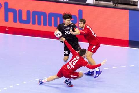 Tan Kang (Nr. 20, Korea) gegen Lazar Kukic (Nr. 24, Serbien) und Ivan Mosic (Nr. 20, Serbien). Korea vs. Serbien, Vorrunde, Handball, IHF Handball Weltmeisterschaft, 15.01.19 Berlin Berlin Germany Mercedes-Benz-Arena Copyright: xAgentur54Gradx xFelixxKoenigx