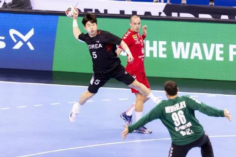 Beom-Mun Choi (Nr. 5, Korea) gegen Vukasin Vorkapic (Nr. 3, Serbien) und Dejan Milosavljev (Nr. 96, Serbien). Korea vs. Serbien, Vorrunde, Handball, IHF Handball Weltmeisterschaft, 15.01.19 Berlin Berlin Germany Mercedes-Benz-Arena Copyright: xAgentur54Gradx xFelixxKoenigx
