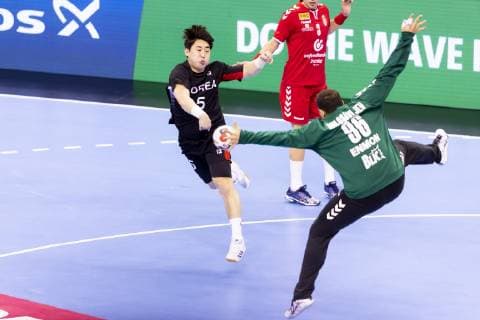 Beom-Mun Choi (Nr. 5, Korea) gegen Vukasin Vorkapic (Nr. 3, Serbien) und Dejan Milosavljev (Nr. 96, Serbien). Korea vs. Serbien, Vorrunde, Handball, IHF Handball Weltmeisterschaft, 15.01.19 Berlin Berlin Germany Mercedes-Benz-Arena Copyright: xAgentur54Gradx xFelixxKoenigx