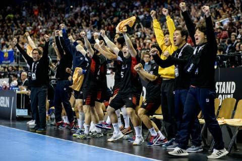 Korea vs Serbien, Handball Weltmeisterschaft 2019, 15.01.2019 Koreanische Auswechselbank um Trainer Young Shin Cho (COR - l) und Beom-Mun Choi (COR 5) beim Jubel beim Spiel zwischen Korea und Serbien bei der Handball Weltmeisterschaft in Berlin am 15.01.2019, , Berlin BER Germany Mercedes-Benz-Arena