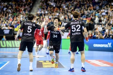 Korea vs Serbien, Handball Weltmeisterschaft 2019, 15.01.2019 l-r: Beom-Mun Choi (COR 5), Jeongu Kang (COR 34) und Jaewan Jeong (COR 52) beim Spiel zwischen Korea und Serbien bei der Handball Weltmeisterschaft in Berlin am 15.01.2019, , Berlin BER Germany Mercedes-Benz-Arena
