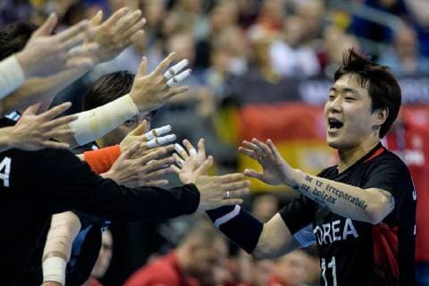 Korea vs Serbien, Handball Weltmeisterschaft 2019, 15.01.2019 Dong-Hyun Jang (COR 11) jubelt mit der Bank beim Spiel zwischen Korea und Serbien bei der Handball Weltmeisterschaft in Berlin am 15.01.2019, , Berlin BER Germany Mercedes-Benz-Arena