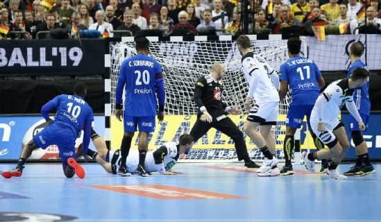 Jannik Kohlbacher (Deutschland) trifft zum 1:0 beim Spiel Deutschland gegen Frankreich der Handball- WM 2019 der Maenner am 15.01.2019 in der Mercedes-Benz Arena in Berlin Handball - WM 2019 - Gruppe A - Deutschland - Frankreich