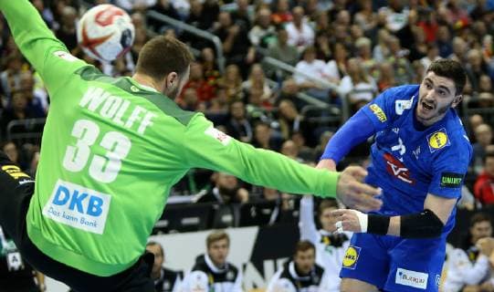 Ludovic Fabregas (Frankreich) wirft auf das Tor von Andreas Wolff (Deutschland) beim Spiel Deutschland gegen Frankreich der Handball- WM 2019 der Maenner am 15.01.2019 in der Mercedes-Benz Arena in Berlin Handball - WM 2019 - Gruppe A - Deutschland - Frankreich