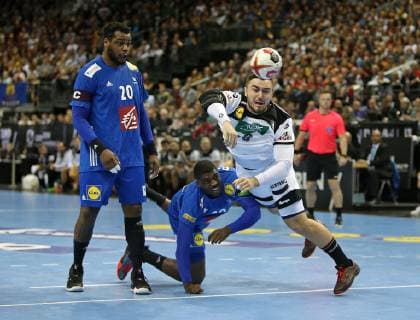 15.01.2019, Handball IHF Weltmeisterschaft Dänemark und Deutschland 2019, Vorrunde, Gruppe A, Deutschland - Frankreich, in der Mercedes-Benz Arena Berlin. (L-R) Cedric Sorhaindo (Frankreich) , Dika Mem (Frankreich) , Jannik Kohlbacher (Deutschland)