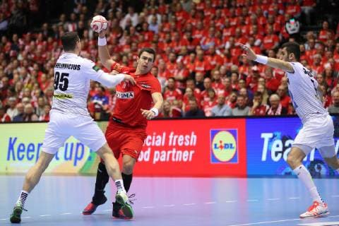 26th Mens Handball World Championship WM Weltmeisterschaft Oesterreich vs Daenemark, 15.01.19 Lasse Svan Lasse (Daenemark, 17) gegen Romas Kirveliavicius (Oesterreich, 95)