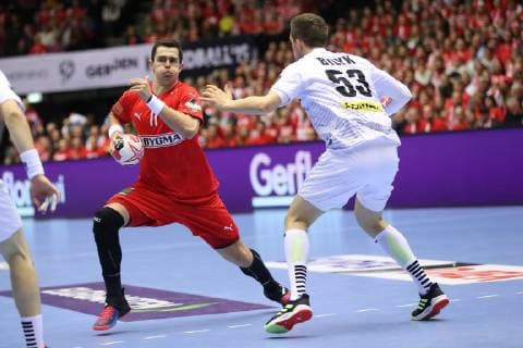 26th Mens Handball World Championship WM Weltmeisterschaft Oesterreich vs Daenemark, 15.01.19 Rasmus Schmidt Lauge (Daenemark, 11) gegen Nikola Bilyk (Oesterreich, 53)