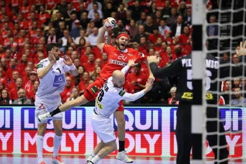26th Mens Handball World Championship WM Weltmeisterschaft Oesterreich vs Daenemark, 15.01.19 Rami Almutairi (Saudi-Arabien, 24) gegen Robert Weber (Oesterreich, 28) und Janko Bozovic (Oesterreich, 07)