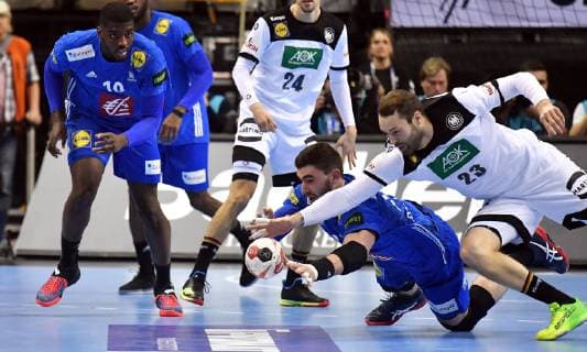 Ludovic Fabregas (FRA), im Zweikampf mit Steffen Fäth (Deutschland), Deutschland-Frankreich Germany-France IHF Handball Weltmeisterschaft 2019, Hanball World Championship WM Weltmeisterschaft 2019, Herren, Männer, Maenner, men, Handball, Deutschland, Germany, Vorrunde, Gruppe A, group A Berlin, 15.1.2019