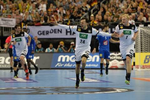 Handball, Herren, Weltmeisterschaft 2019 in Deutschland und Dänemark, Gruppe A, 4. Spieltag, Deutschland - Frankreich, Uwe Gensheimer (Nr. 3, Deutschland), Patrick Groetzki (Nr. 24, Deutschland), Patrick Wiencek (Nr. 7, Deutschland), 15.01.19, Copyright: xMichaelxHundtx xMatthiasxKochx