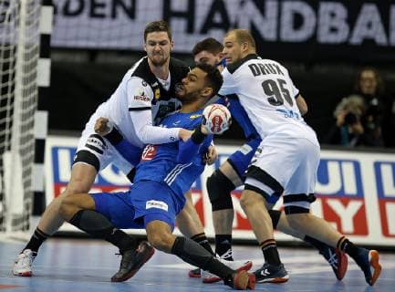 15.01.2019, Handball IHF Weltmeisterschaft Dänemark und Deutschland 2019, Vorrunde, Gruppe A, Deutschland - Frankreich, in der Mercedes-Benz Arena Berlin. (L-R) Hendrik Pekeler (Deutschland) , Adrien Dipanda (Frankreich) , Paul Drux (Deutschland)
