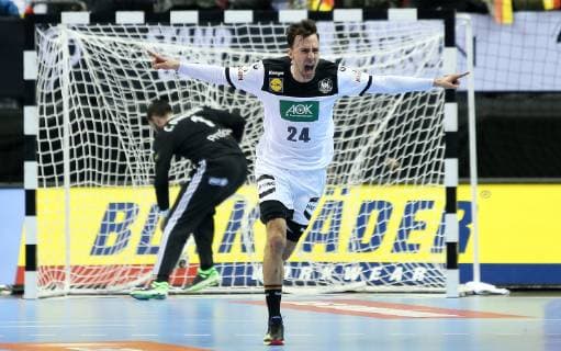 Patrick Groetzki (Deutschland) rennt jubelnd nach seinem Treffer ueber das Spielfeld beim Spiel Deutschland gegen Frankreich der Handball- WM 2019 der Maenner am 15.01.2019 in der Mercedes-Benz Arena in Berlin Handball - WM 2019 - Gruppe A - Deutschland - Frankreich
