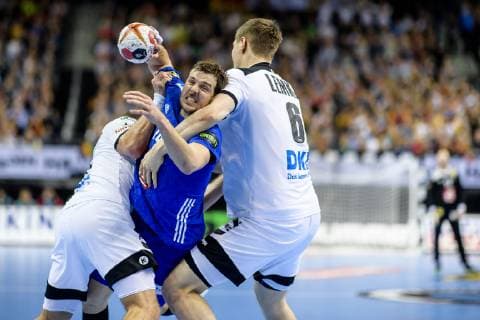 Deutschland vs Frankreich, Handball Weltmeisterschaft 2019, 15.01.2019 Kentin Mahe (FRA 14) gegen Martin Strobel (GER 19) und Finn Lemke (GER 6) beim Spiel zwischen Deutschland und Frankreich bei der Handball Weltmeisterschaft in Berlin am 15.01.2019, , Berlin BER Germany Mercedes-Benz-Arena