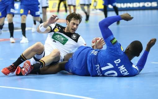 Sport Bilder des Tages Dika Mem (Frankreich) gegen Uwe Gensheimer (Deutschland) beim Spiel Deutschland gegen Frankreich der Handball- WM 2019 der Maenner am 15.01.2019 in der Mercedes-Benz Arena in Berlin Handball - WM 2019 - Gruppe A - Deutschland - Frankreich