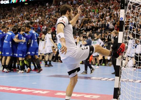 Sport Themen der Woche KW03 Sport Bilder des Tages Uwe Gensheimer enttäuscht nach Spielende Enttäuschung nach Unetschieden Spielende Handball Weltmeisterschaft WM Herren Saison 2018 2019 15.01.2019 Deutschland GER DHB vs.Frankreich FRA *** Uwe Gensheimer disappointed after game end disappointment after game end sport handball world championship men season 2018 2019 15 01 2019 Germany GER DHB vs France FRA