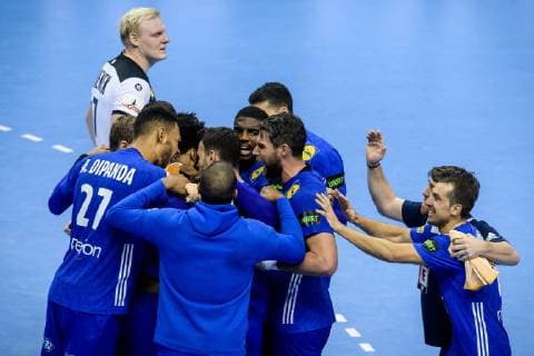 Deutschland vs Frankreich, Handball Weltmeisterschaft 2019, 15.01.2019 Französische Spieler feiern den Sieg mit Fabian Wieder (GER 10) beim Spiel zwischen Deutschland und Frankreich bei der Handball Weltmeisterschaft in Berlin am 15.01.2019, , Berlin BER Germany Mercedes-Benz-Arena