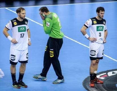 Deutschland vs Frankreich, Handball Weltmeisterschaft 2019, 15.01.2019 l-r: Steffen Weinhold (GER 17), Torwart Andreas Wolff (GER 33) und Uwe Gensheimer (GER 3) beim Spiel zwischen Deutschland und Frankreich bei der Handball Weltmeisterschaft in Berlin am 15.01.2019, , Berlin BER Germany Mercedes-Benz-Arena