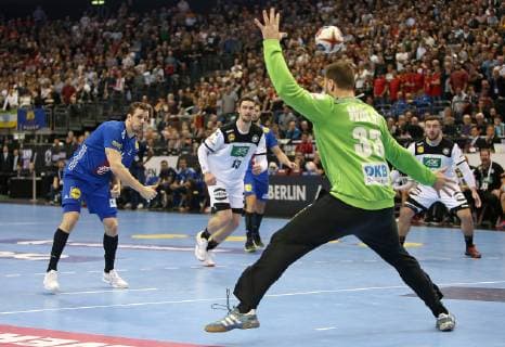 15.01.2019, Handball IHF Weltmeisterschaft Dänemark und Deutschland 2019, Vorrunde, Gruppe A, Deutschland - Frankreich, in der Mercedes-Benz Arena Berlin. (L-R) Kentin Mahe (Frankreich) , Torwart Andreas Wolff (Deutschland)
