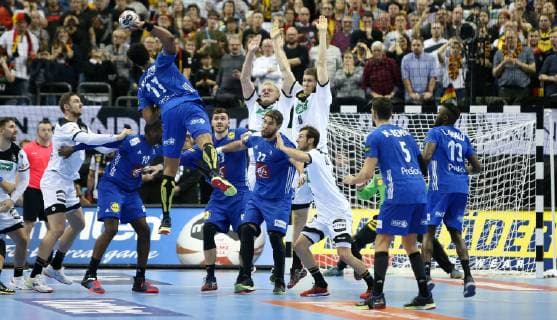Spielentscheidener Treffer von Timothey N Guessan (Frankreich) durch Block von Patrick Wiencek (Deutschland) und Finn Lemke (Deutschland) beim Spiel Deutschland gegen Frankreich der Handball- WM 2019 der Maenner am 15.01.2019 in der Mercedes-Benz Arena in Berlin Handball - WM 2019 - Gruppe A - Deutschland - Frankreich