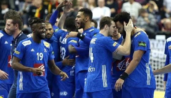 Luc Abalo (Frankreich) jubelt, Kentin Mahe (Frankreich) beglueckwuenscht Timothey N Guessan (Frankreich) beim Spiel Deutschland gegen Frankreich der Handball- WM 2019 der Maenner am 15.01.2019 in der Mercedes-Benz Arena in Berlin Handball - WM 2019 - Gruppe A - Deutschland - Frankreich