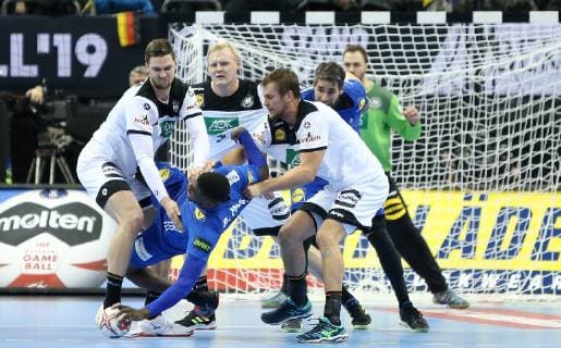 Abwehr von Hendrik Pekeler (Deutschland), Patrick Wiencek (Deutschland), Fabian Boehm (Deutschland) stoppt Dika Mem (Frankreich) beim Spiel Deutschland gegen Frankreich der Handball- WM 2019 der Maenner am 15.01.2019 in der Mercedes-Benz Arena in Berlin Handball - WM 2019 - Gruppe A - Deutschland - Frankreich