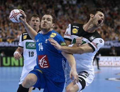 Berlin, Deutschland, Hallenhandball - WM in Berlin Deutschland vs. Frankreich 25 : 25 am 15. 01. 2019 in der Mercedes Benz Arena in Berlin Kentin Mahe (FRA 14) li.- und Uwe Gensheimer (GER 3) re.-