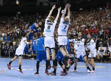 Sport Bilder des Tages Berlin, Deutschland, Hallenhandball - WM in Berlin Deutschland vs. Frankreich 25 : 25 am 15. 01. 2019 in der Mercedes Benz Arena in Berlin Timothey n Guessan (FRA 17) 2.v.li.- erzielt mit der Schlußsirene den 25-25 Ausgleich