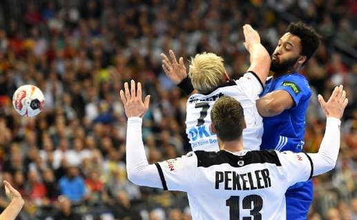 Timothey N Guessan (FRA), beim Wurf, vorne Patrick Wiencek (Deutschland), Hendrik Pekeler (Deutschland), Deutschland-Frankreich Germany-France IHF Handball Weltmeisterschaft 2019, Hanball World Championship WM Weltmeisterschaft 2019, Herren, Männer, Maenner, men, Handball, Deutschland, Germany, Vorrunde, Gruppe A, group A Berlin, 15.1.2019