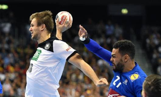 Fabian Böhm (Deutschland), beim mWurf, rechts Adrien Dipanda (FRA), Deutschland-Frankreich Germany-France IHF Handball Weltmeisterschaft 2019, Hanball World Championship WM Weltmeisterschaft 2019, Herren, Männer, Maenner, men, Handball, Deutschland, Germany, Vorrunde, Gruppe A, group A Berlin, 15.1.2019