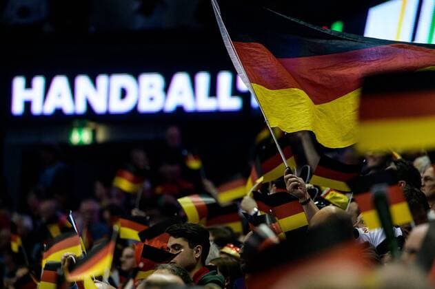 Deutschland vs Frankreich, Handball Weltmeisterschaft 2019, 15.01.2019 Ein Fahnenmeer aus Deutschlandfahnen beim Spiel zwischen Deutschland und Frankreich bei der Handball Weltmeisterschaft in Berlin am 15.01.2019, , Berlin BER Germany Mercedes-Benz-Arena