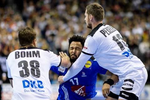 Deutschland vs Frankreich, Handball Weltmeisterschaft 2019, 15.01.2019 Timothey n Guessan (FRA 17) gegen Fabian Boehm (GER 38) und Hendrik Pekeler (GER 13) beim Spiel zwischen Deutschland und Frankreich bei der Handball Weltmeisterschaft in Berlin am 15.01.2019, , Berlin BER Germany Mercedes-Benz-Arena
