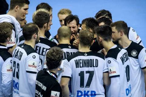 Deutschland vs Frankreich, Handball Weltmeisterschaft 2019, 15.01.2019 Uwe Gensheimer (GER 3) bei einer Auszeit beim Spiel zwischen Deutschland und Frankreich bei der Handball Weltmeisterschaft in Berlin am 15.01.2019, , Berlin BER Germany Mercedes-Benz-Arena