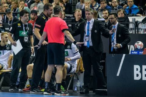 Deutschland vs Frankreich, Handball Weltmeisterschaft 2019, 15.01.2019 Verwirrung um einen Buzzer mit Co-Trainer Alexander Haase (GER) und Teamkoordinator Oliver Roggisch (GER) beim Spiel zwischen Deutschland und Frankreich bei der Handball Weltmeisterschaft in Berlin am 15.01.2019, , Berlin BER Germany Mercedes-Benz-Arena