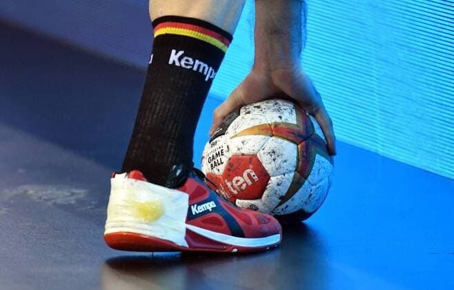 WM-Spielball und die Beine von Uwe Gensheimer (Deutschland), Deutschland-Frankreich Germany-France IHF Handball Weltmeisterschaft 2019, Hanball World Championship WM Weltmeisterschaft 2019, Herren, Männer, Maenner, men, Handball, Deutschland, Germany, Vorrunde, Gruppe A, group A Berlin, 15.1.2019
