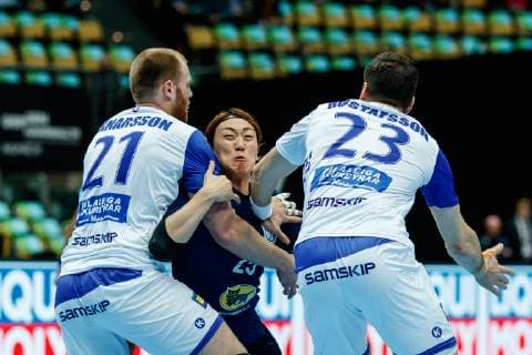Sport Bilder des Tages Muenchen, Deutschland, 16.01.2019, IHF Handball WM 2019, Gruppe B, Japan - Island, Arnar Freyr Arnarsson (ISL), Hiroki Motoki (JPN) und Olafur Gustafsson (ISL) im Zweikampf ( DeFodi048