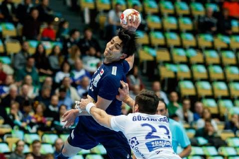 Muenchen, Deutschland, 16.01.2019, IHF Handball WM 2019, Gruppe B, Japan - Island, Yuto Agarie (JPN) und Olafur Gustafsson (ISL) im Zweikampf ( DeFodi048