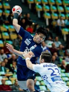 Muenchen, Deutschland, 16.01.2019, IHF Handball WM 2019, Gruppe B, Japan - Island, Yuto Agarie (JPN) und Olafur Gustafsson (ISL) im Zweikampf ( DeFodi048