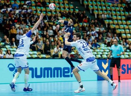 Muenchen, Deutschland, 16.01.2019, IHF Handball WM 2019, Gruppe B, Japan - Island, Yuto Agarie (JPN) und Olafur Gustafsson (ISL) im Zweikampf ( DeFodi048